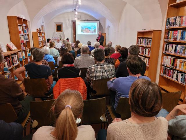 Publikum von hinten fotografiert