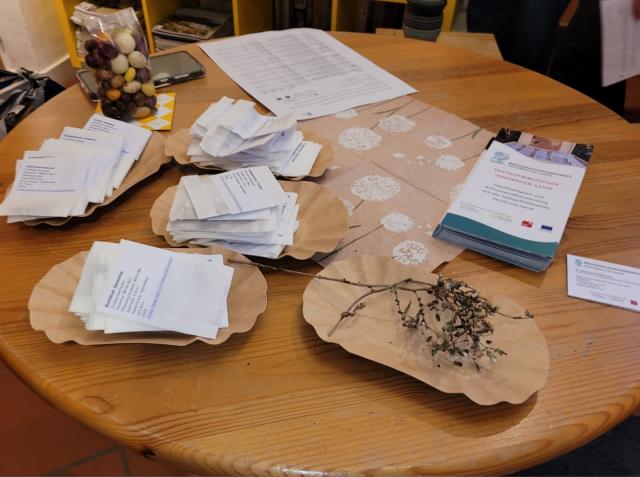 Der Tisch mit Saatgut - Wie nimmt man Samen ab