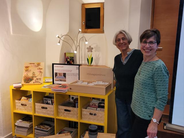 Marianne Enthofer und Elisabeth Ladner von der Bücherei