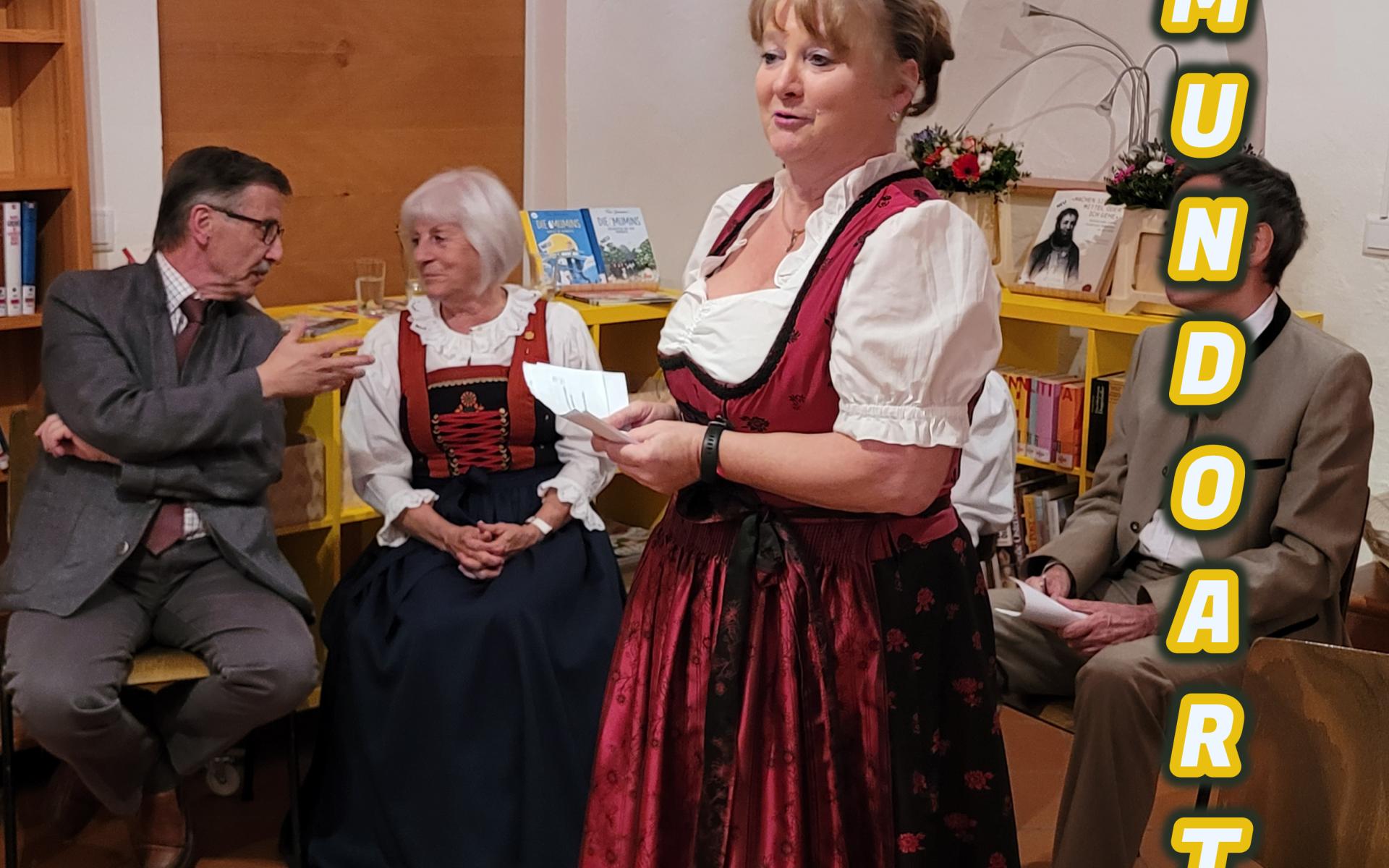 Frau in Tracht, die etwas vorträgt