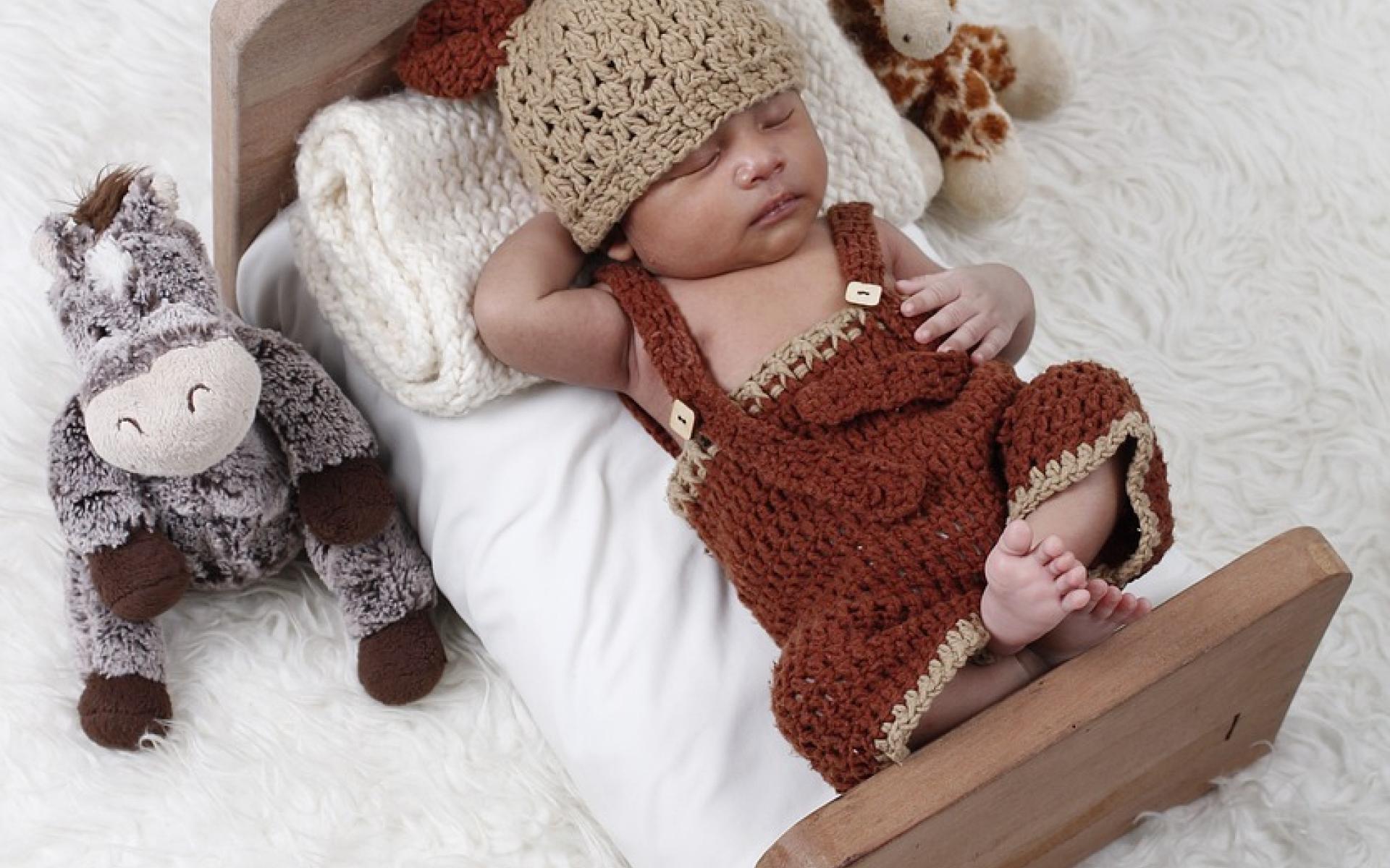 Foto: Schlafende Puppe in Puppenbett