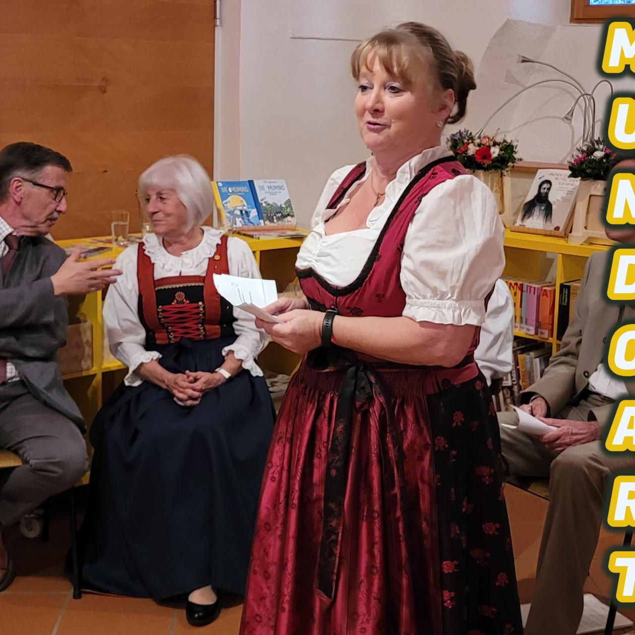 Frau in Tracht, die etwas vorträgt
